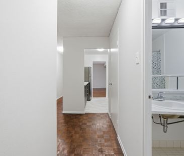 For Lease - 2350 Dundas Street Unit# 2607A, Toronto, Ontario - Photo 2