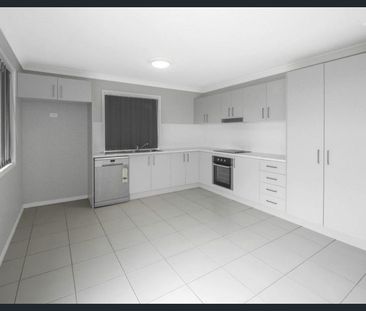 Stylish Four Bedroom Home! - Photo 4