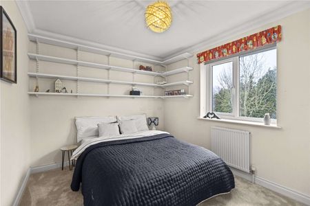 Exceptional Four-Bedroom Detached Family Home with Double Garage and Conservatory - Photo 3