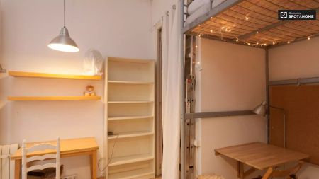 Double bed in Rooms for rent in classic 5-bedroom apartment in Barri Gòtic - Photo 4