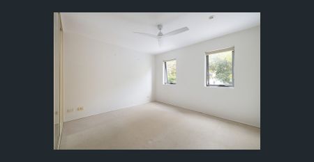 One-bedroom apartment in resort-style complex - Photo 3