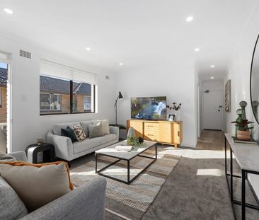 Stylishly renovated two-bedroom apartment - Photo 1
