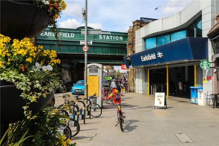 Excellent three-bedroom, two-bathroom flat within Wimbledon Grounds, this prestigious new development next to the AFC Wimbledon Stadium. The apartments all have generous balconies, lift access, secure bike storage and landscaped communal gardens. - Photo 4