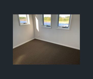 Contemporary Home - Easy Living - Photo 3