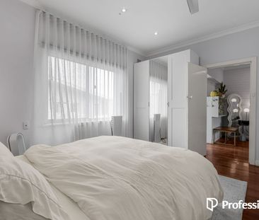 Top-Floor Apartment in Sought-After Scarborough Location - Photo 6