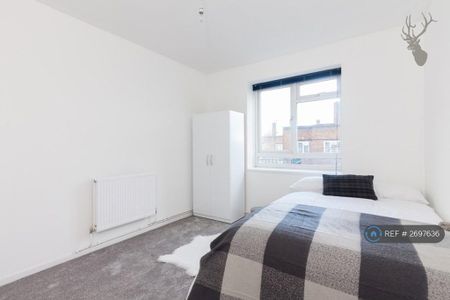 1 bedroom in a flat share to rent - Photo 2