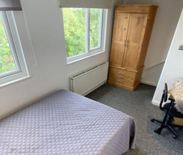 6 bedroom semi-detached house to rent - Photo 2