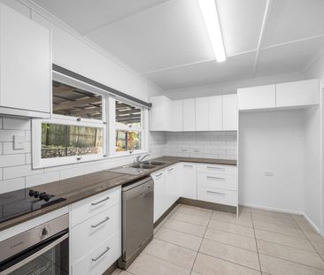 Charming fully renovated home is ready for its next tenants to enjoy! - Photo 4