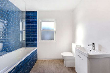 A well-presented three bedroom house on Battersea Bridge Road. - Photo 2