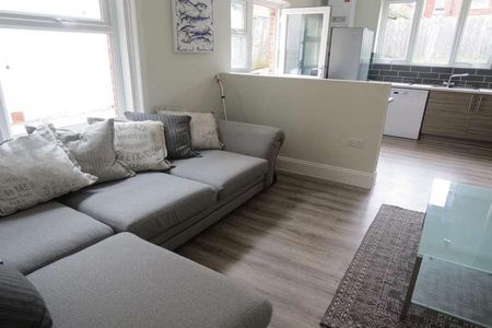 Bedroom Detached House In Winton, BH9 - Photo 4