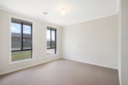 Where Comfort Meets Effortless Style - Photo 2