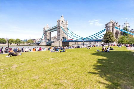 A stunning four bedroom apartment situated on the fourth floor of the prestigious One Tower Bridge development. - Photo 4