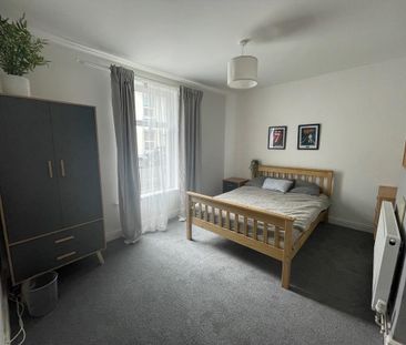 4 bedroom end of terrace house to rent - Photo 3