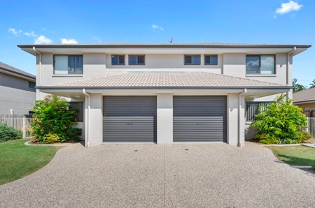 Townhouse with Large Grassed Backyard - Photo 2