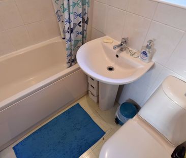 3 bedroom House in Queenswood Gardens, Leeds - Photo 2
