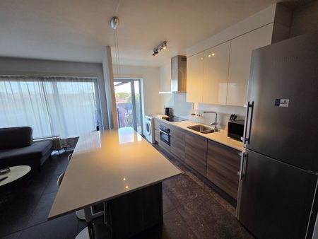 Volledig gerenoveerd tweeslaapkamer appartement inclusief garagebox en terras op toplocatie! - Foto 5