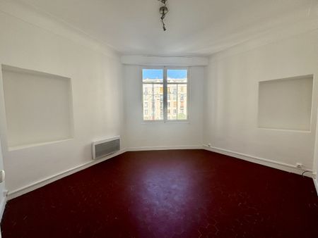 Appartement 3 pièces 51m2 MARSEILLE 4EME 890 euros - Photo 2