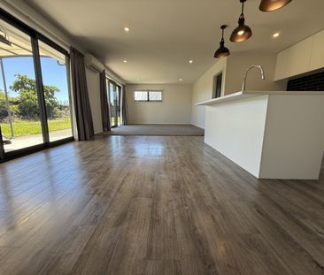 Rare Lincoln Rental. Large home, Great Layout, Available Now - Photo 1