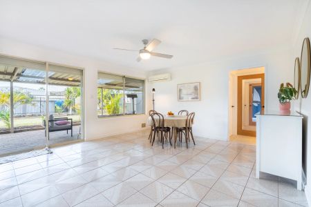 Family home with studio, pool and workshop in prime location. - Photo 5