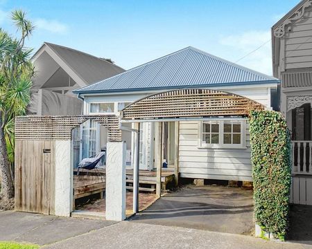Quiet Inner City Cottage in DGZ - Photo 3