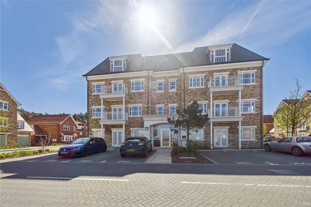 2 bedroom Flat in Sundew Avenue, Fleet - Photo 1