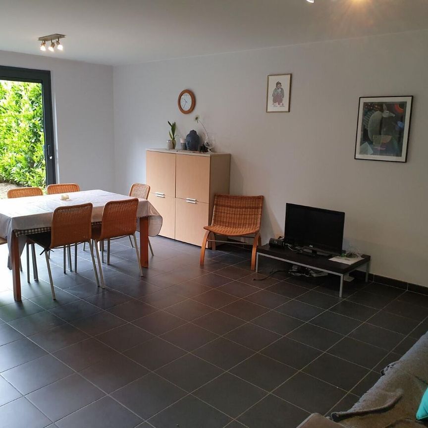 Volledig gemeubeld appartement op het gelijkvloers met privé tuin en terras, in het centrum van Zaventem. - Photo 1