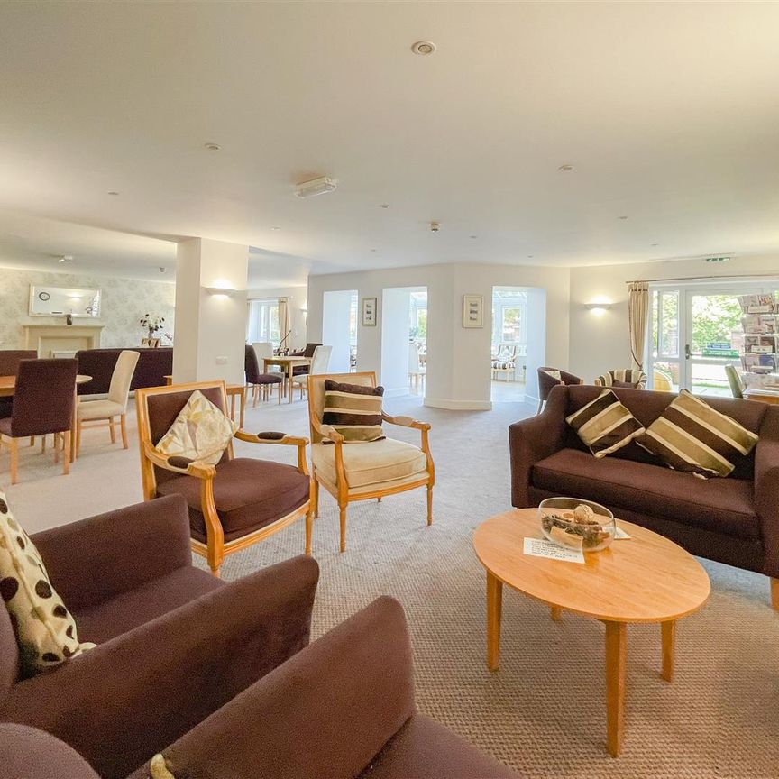 Jevington Gardens, Eastbourne - Photo 1