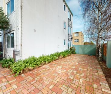 Spacious Apartment With Large Courtyard - Photo 5