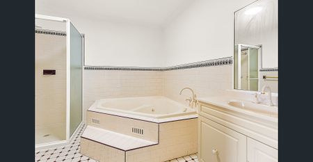 Freshly Updated Townhouse in a Highly Sought-After Figtree Location - Photo 2