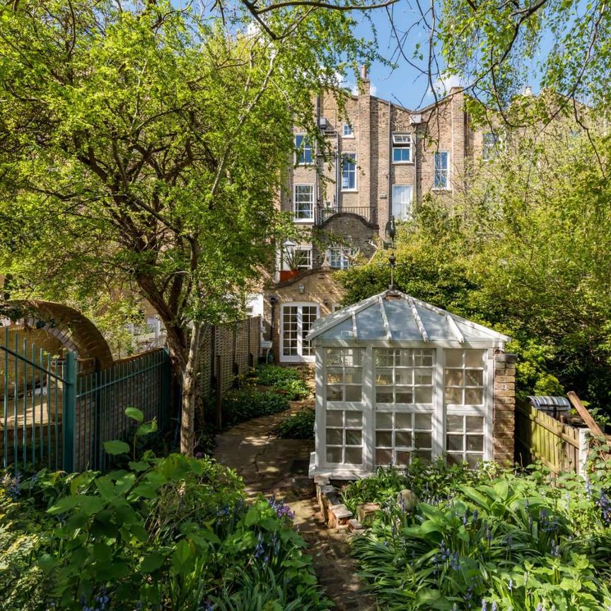 Stunning one bedroom garden flat. - Photo 1