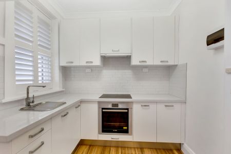 Beautifully Renovated One Bedroom Apartment - Photo 4