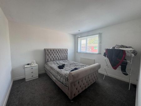 3 bedroom end of terrace house to rent - Photo 3