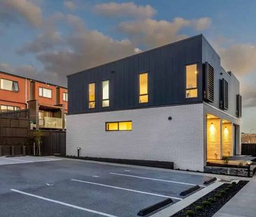 Charming Townhouse in Flat Bush - Photo 4