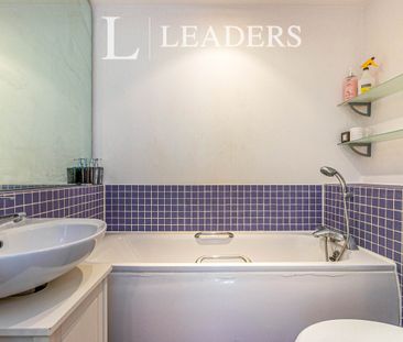 2 bedroom apartment to rent The Oaks Square, Epsom, KT19 - Photo 1