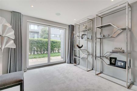 A contemporary three bedroom apartment with garden and off-street parking within an exclusive gated development - Photo 2