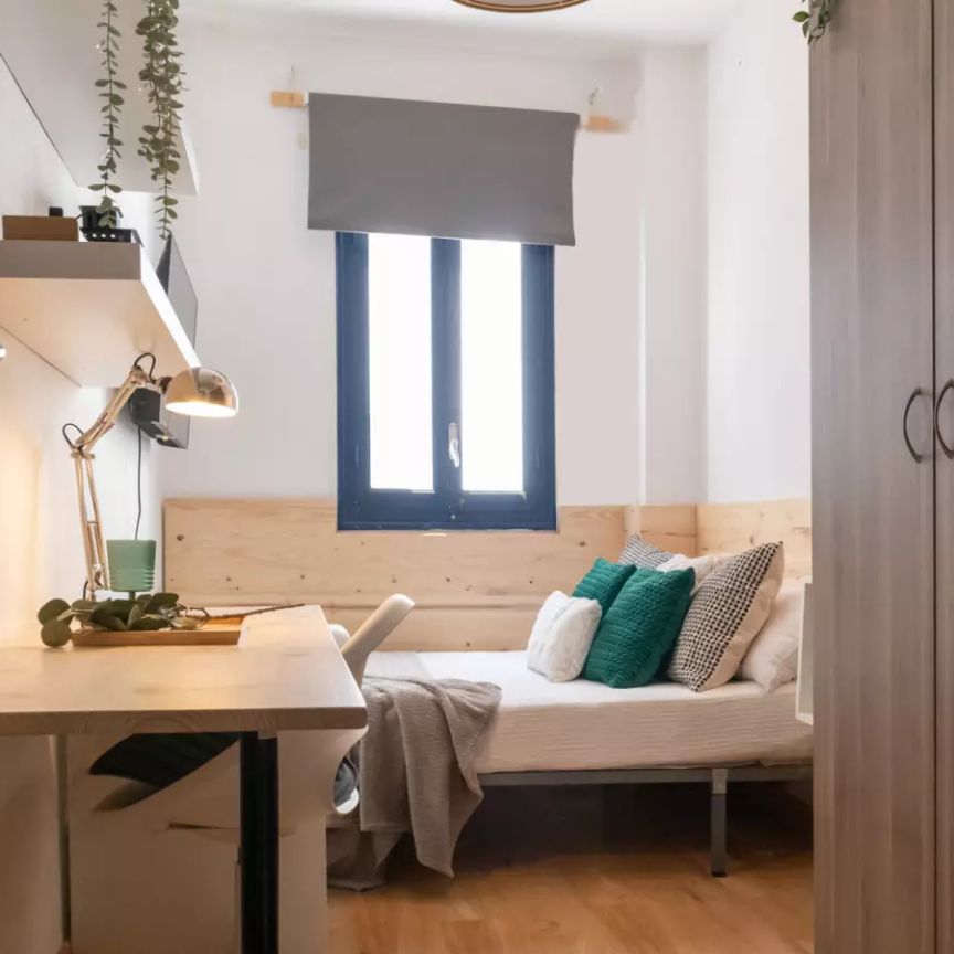 Room in a shared 7-bedroom apartment for rent in Palacio, perfect for professionals and students - Foto 1