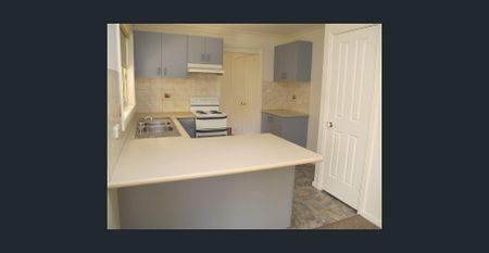 Comfortable 2 Bedroom Duplex in Quiet Area - Photo 3