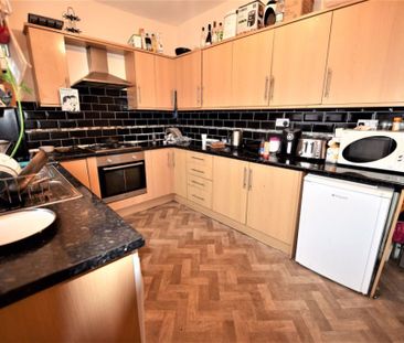 6 bedroom House in Cardigan Road, Leeds - Photo 2