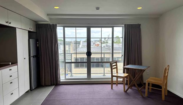 Tidy, conveniently located studio apartment in... - Photo 1