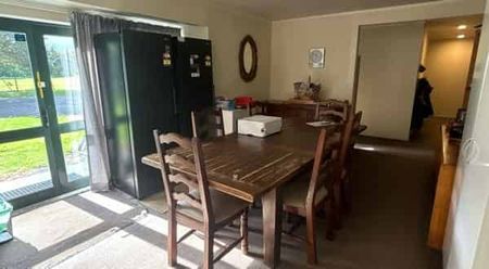 Spacious family home in Ramarama - Photo 3