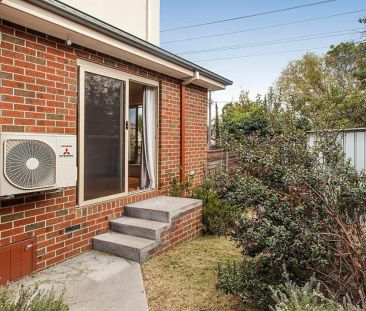 Sunlit 3-Bedroom Townhouse in Burwood near PLC - Exceptional Location! - Photo 5