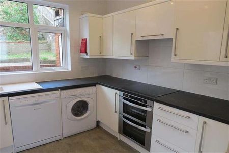 Bedroom Detached House In Winton, BH9 - Photo 2
