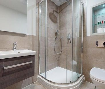 1 bedroom in a flat share to rent - Photo 3