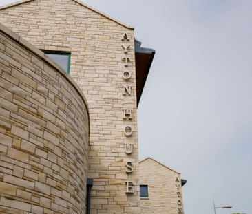 Classic 2 Bed Apartment - Shared Bathroom - Photo 6