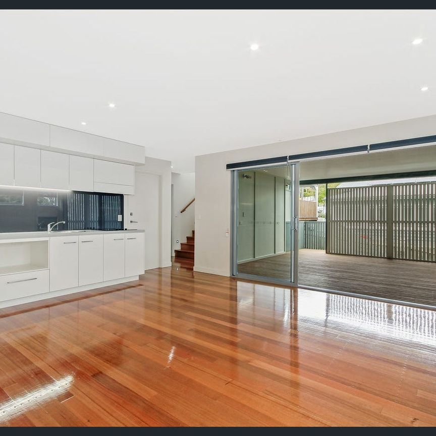 Spacious with multiple living areas - Photo 1