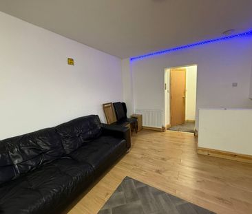 One bedroom Flat close to ilford station ideal for working couples-... - Photo 1