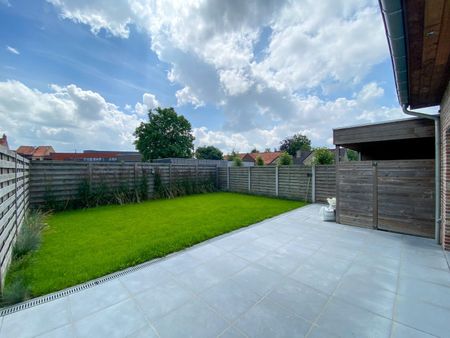 Halfopen woning met 3 slaapkamers, carport en tuin. - Photo 3