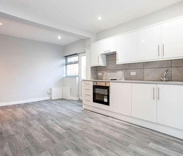Georges Road, Sale, Cheshire, M33 - Photo 2