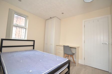 4 bedroom terraced house to rent - Photo 3
