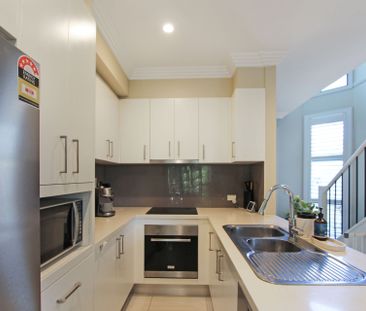 Modern Light-Filled Townhouse Opposite Tuckwell Park - Photo 1